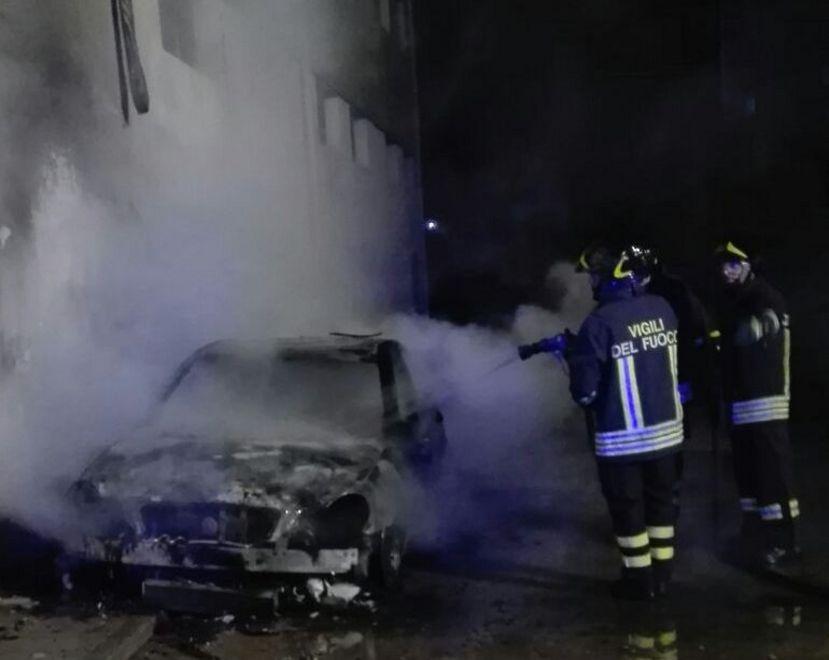 Mercedes distrutta da un incendio