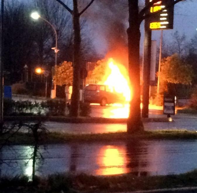 Un’auto a fuoco in viale Amendola