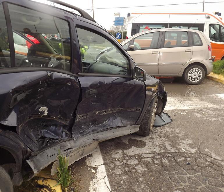 Schianto all’incrocio: quattro feriti incastrati 