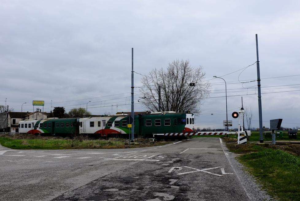 Treno urta l’auto che passa mentre le sbarre s’abbassano