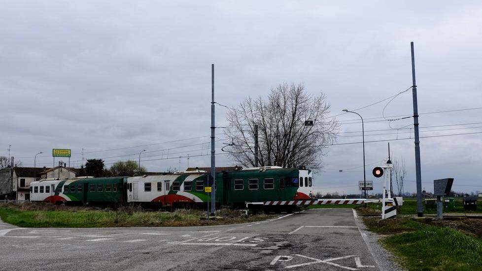 Treno urta l’auto che passa mentre le sbarre s’abbassano