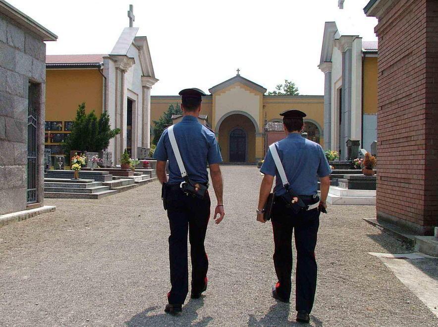 Pugni per i fiori tolti dalla tomba 