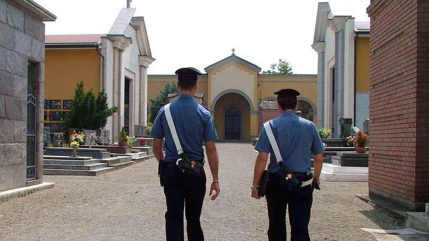Pugni per i fiori tolti dalla tomba
