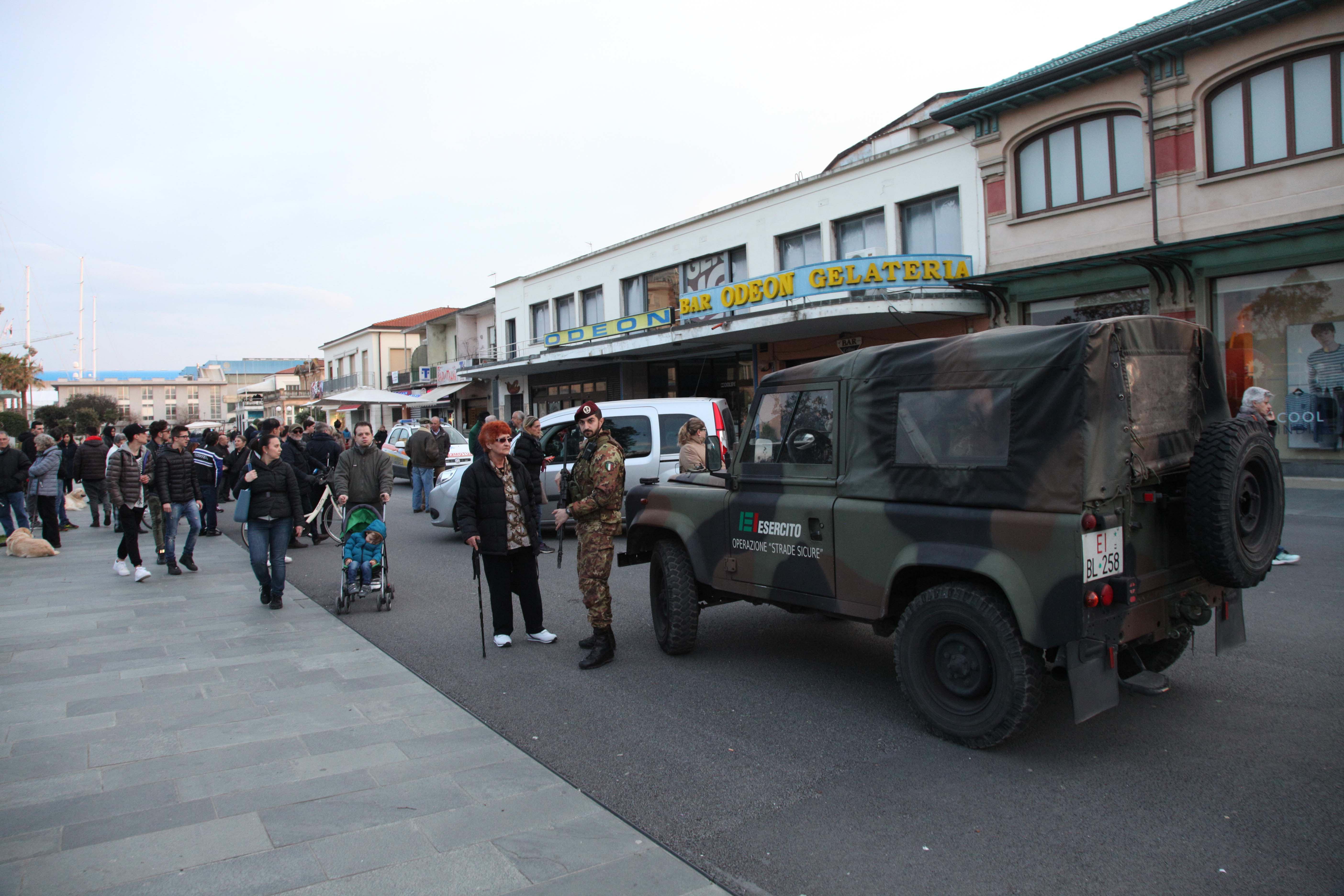 La camionetta dell'esercito in Passeggiata dopo l'omicidio (foto Ciurca)