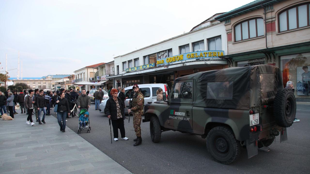 La camionetta dell'esercito in Passeggiata dopo l'omicidio (foto Ciurca)
