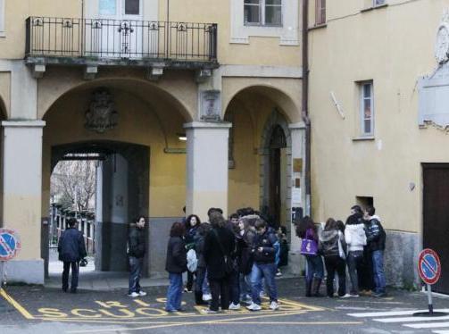 Compare manifesto razzista sulla porta della bibilioteca e del liceo classico 