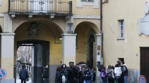 Compare manifesto razzista sulla porta della bibilioteca e del liceo classico