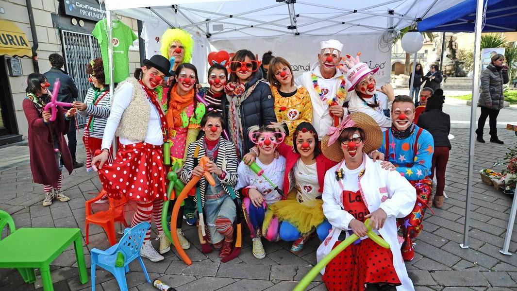 Il gruppo dei clown dell'associazione Oliver accende un sorriso