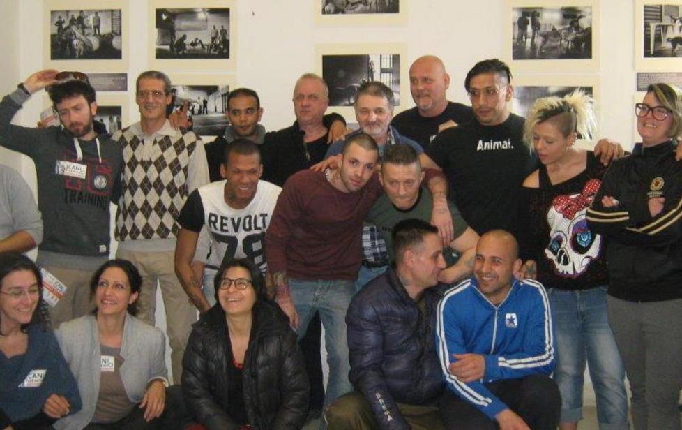 Le visite dei cani ai detenuti diventano una mostra di foto