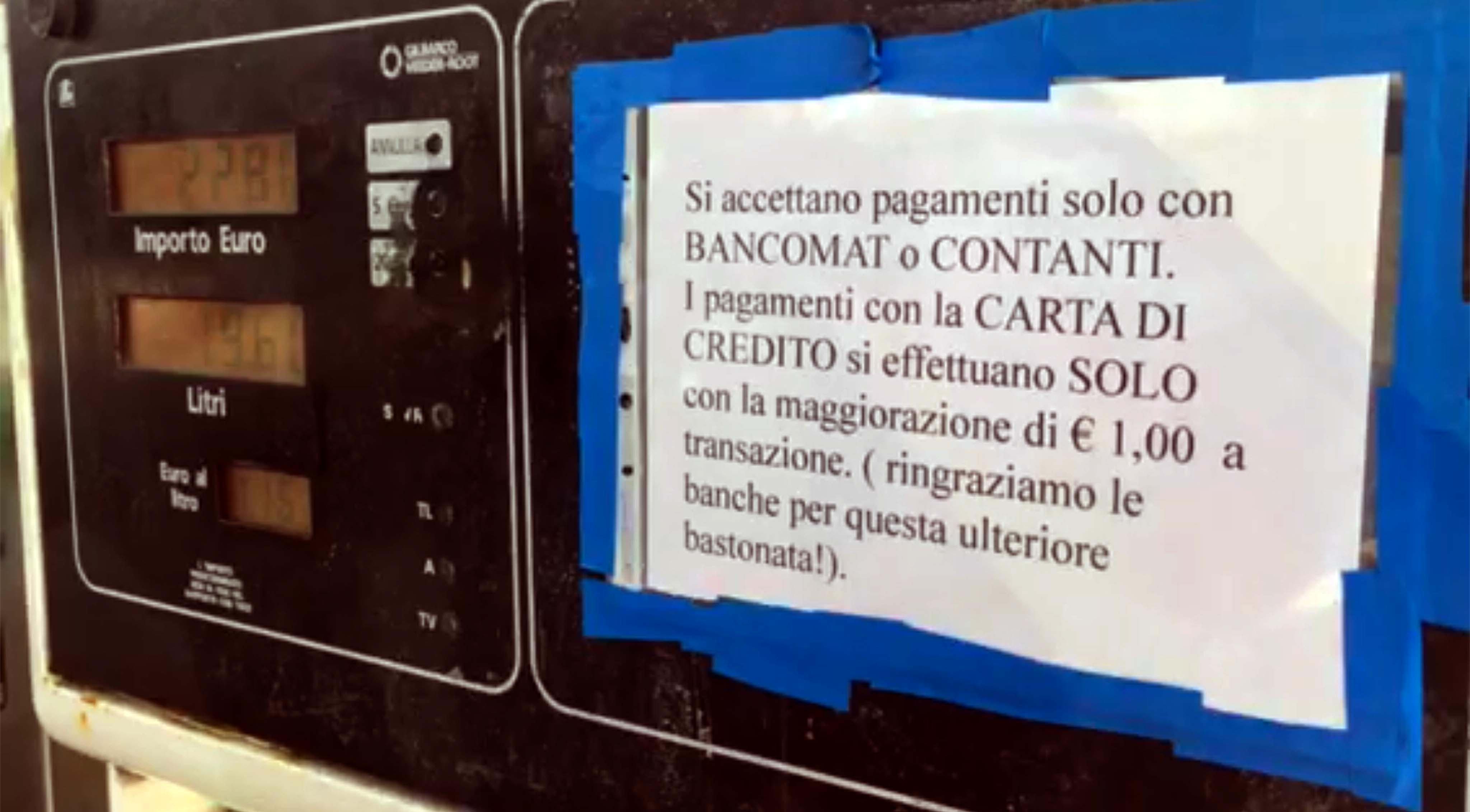 Il cartello affisso accanto alla colonnina per il pagamento (foto Silvi)