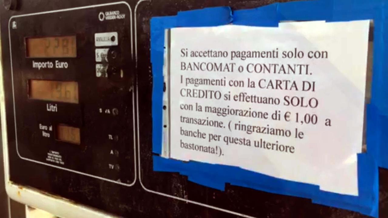 Il cartello affisso accanto alla colonnina per il pagamento (foto Silvi)