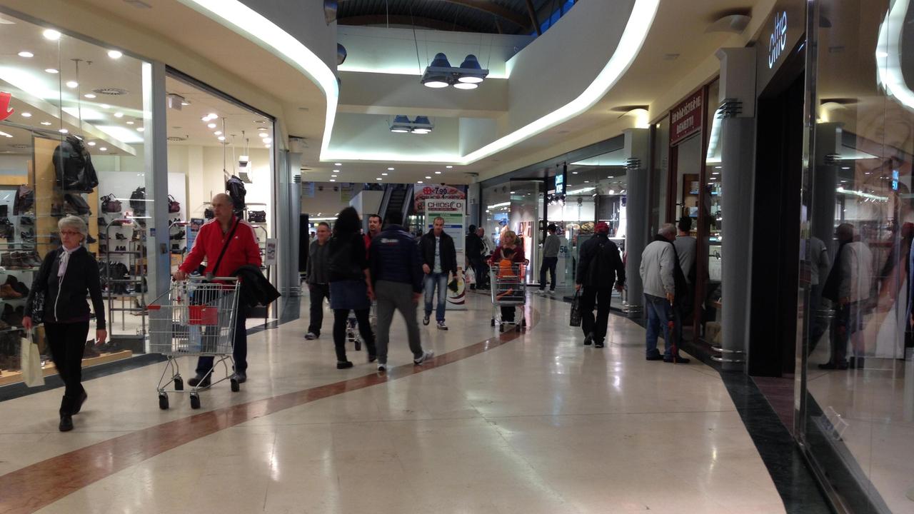 Aveva rubato capi di abbigliamento al centro commerciale, arrestato minorenne