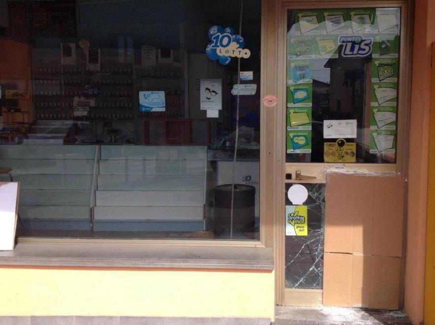 La porta sfondata all'ex rivendita di tabacchi