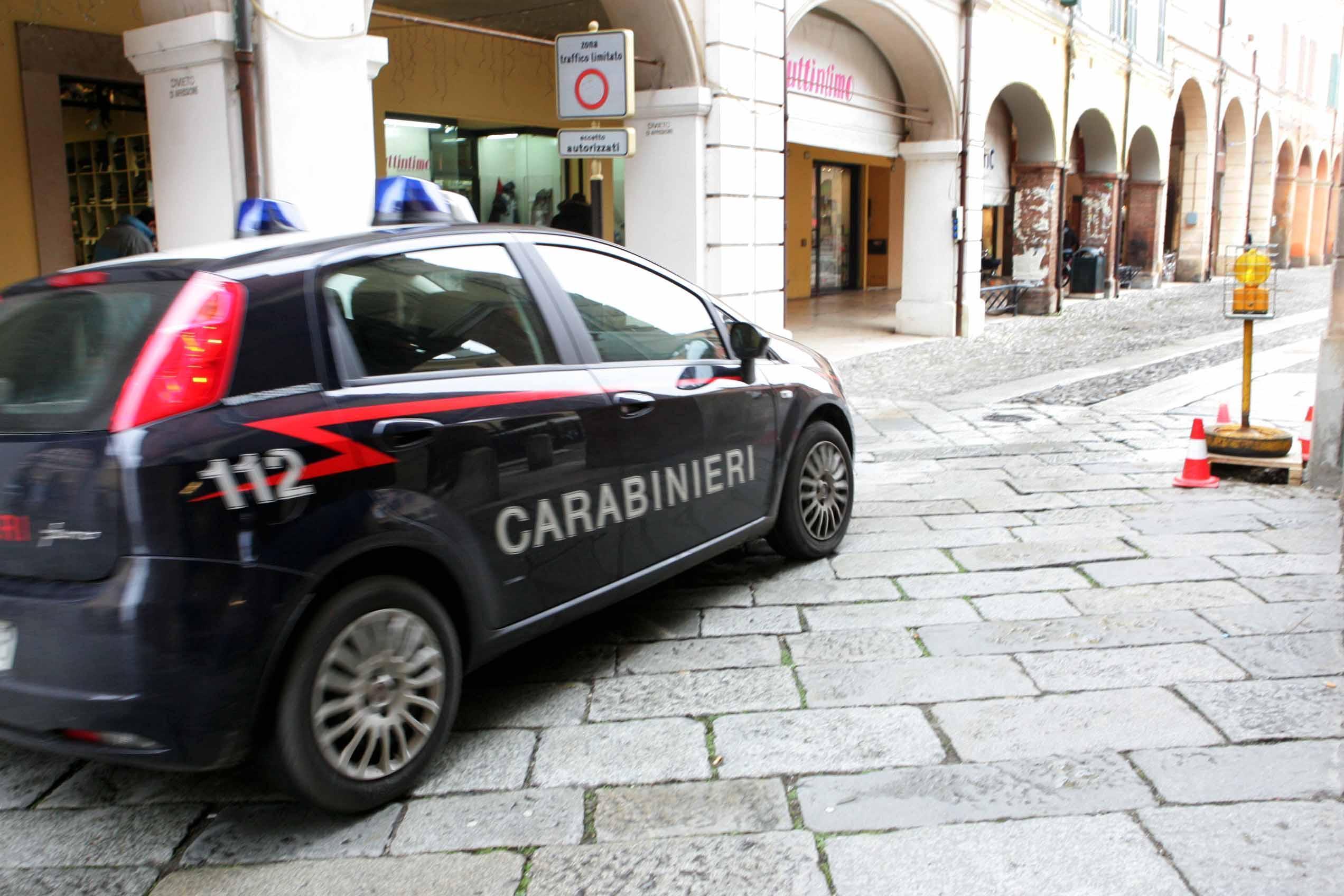Correggio, aggredisce un avventore al bar con una chiave: denunciato 
