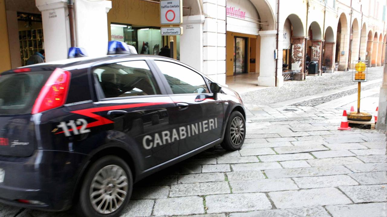 Correggio, aggredisce un avventore al bar con una chiave: denunciato