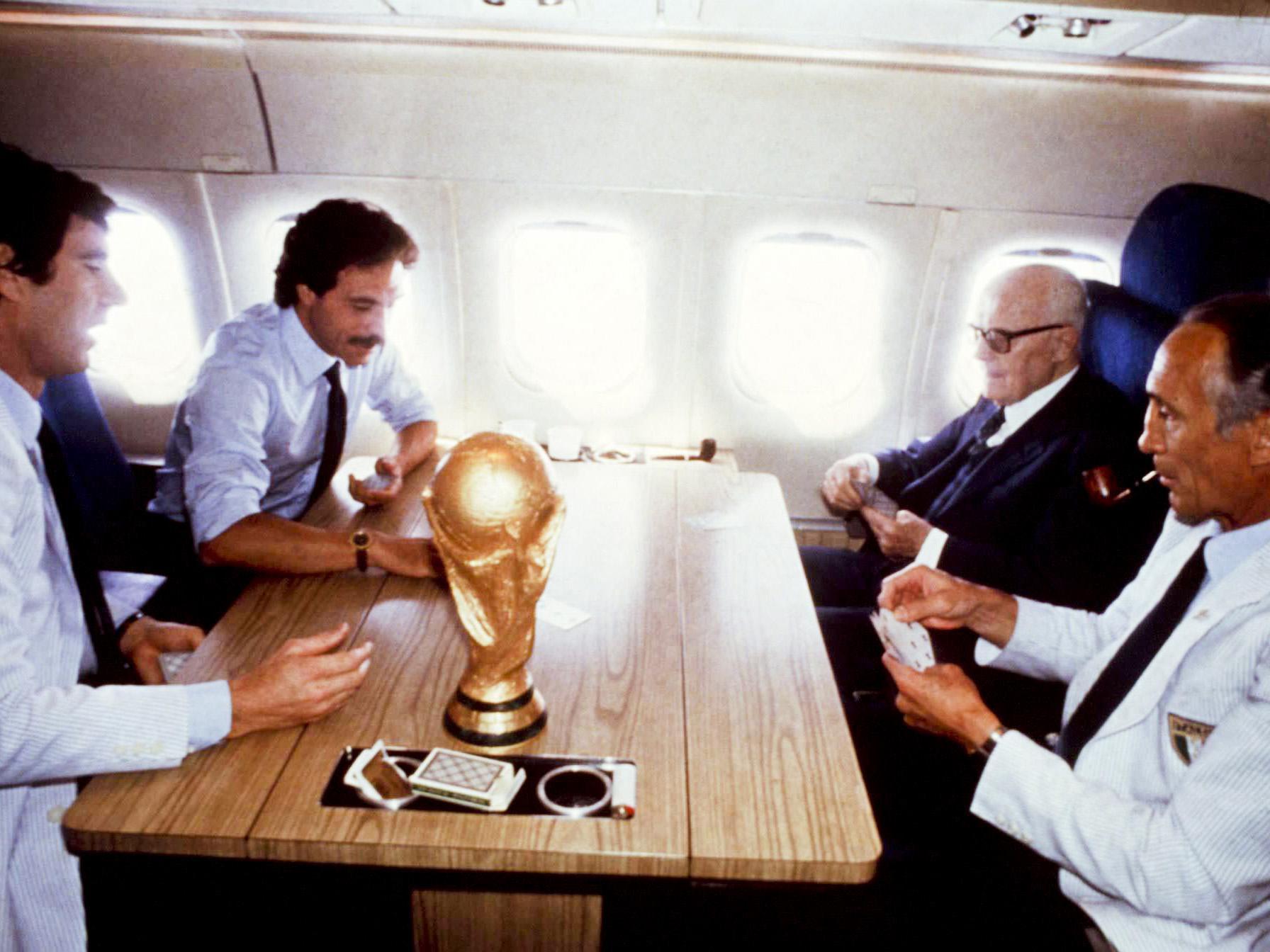 La storica partita a scopone sull'aereo di ritorno dal Mundial dell'82