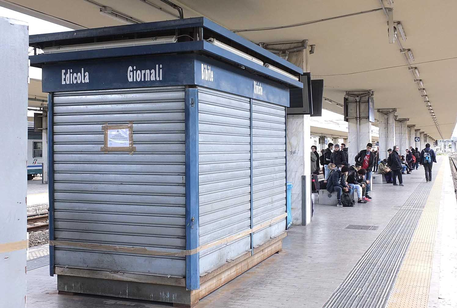 È un'edicola ma vende panini: sequestrato il chiosco alla stazione 