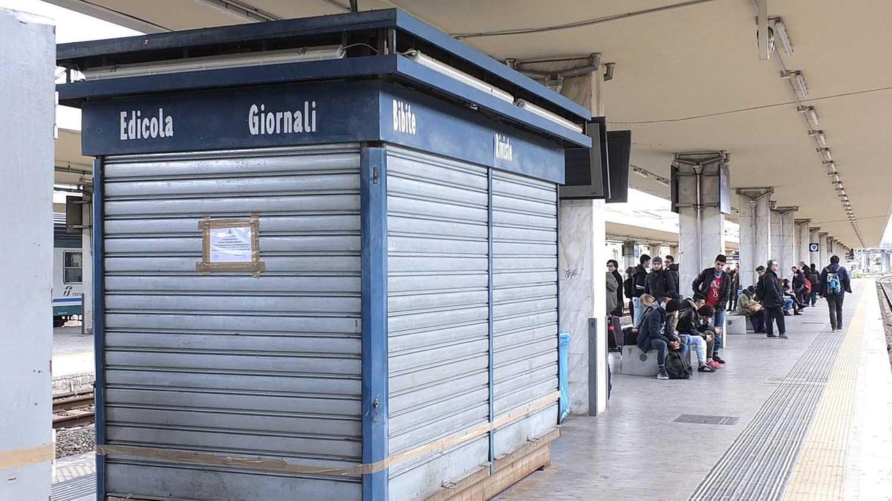 È un'edicola ma vende panini: sequestrato il chiosco alla stazione