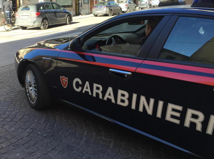 Agente punta la pistola sui passanti: denunciato