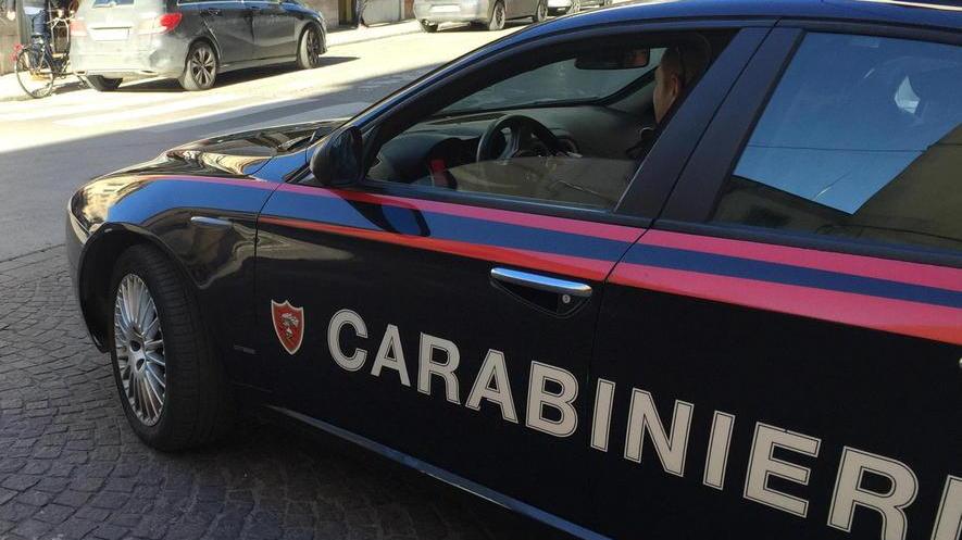 Agente punta la pistola sui passanti: denunciato