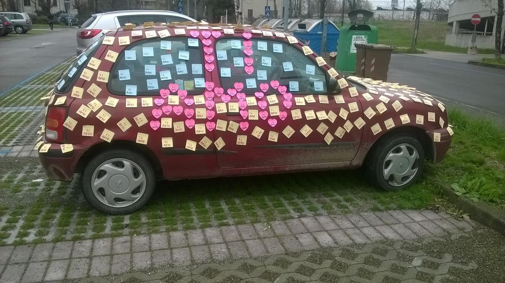 Messaggio d'amore nel parcheggio, i post-it battono Facebook e Twitter