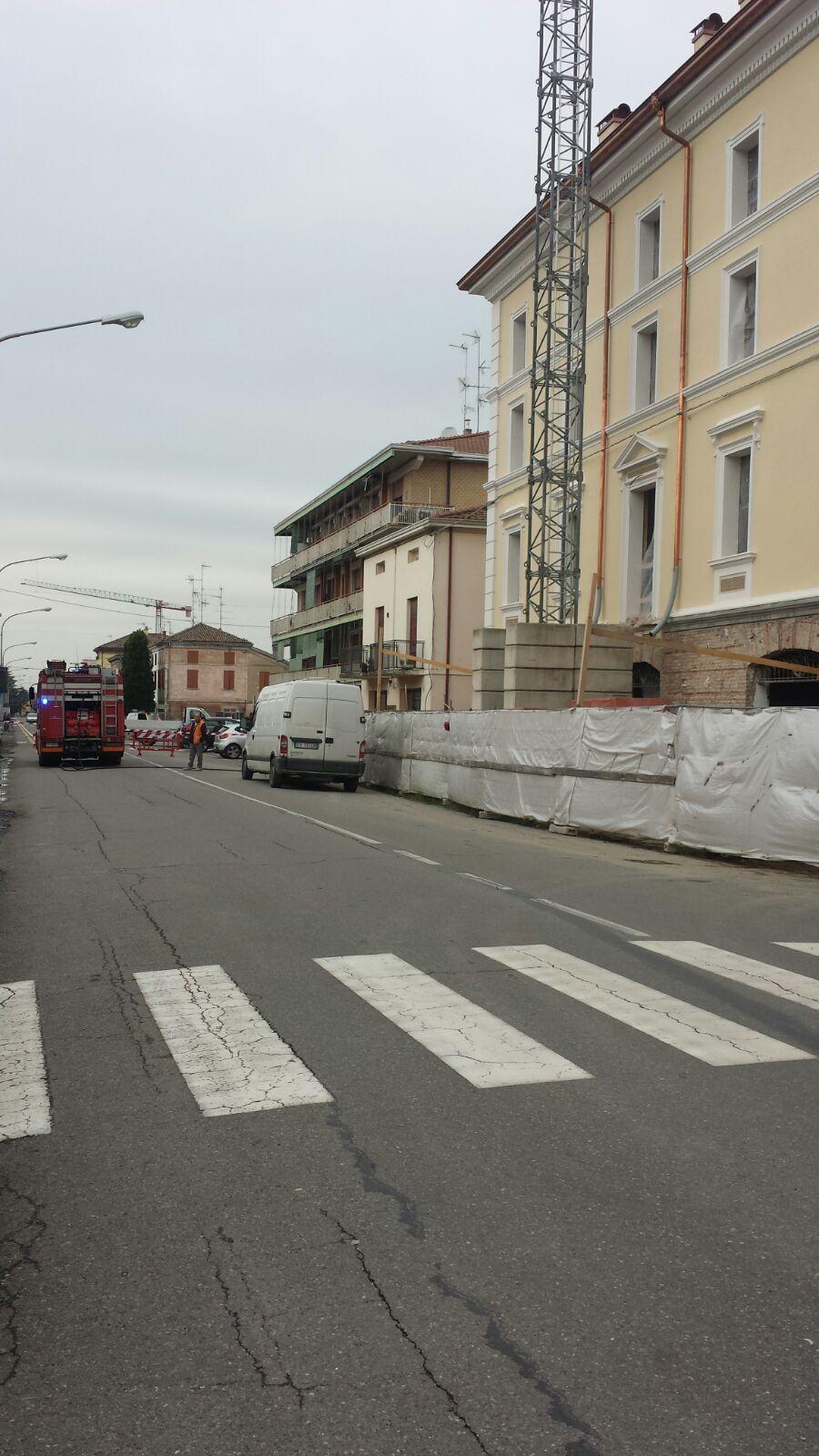 Cavezzo, si rompe tubo del gas, strada chiusa