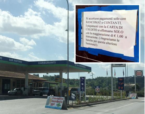 ll distributore Beyfin e il cartello del sovrapprezzo di un euro in caso di uso di carte di credito