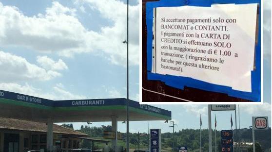 ll distributore Beyfin e il cartello del sovrapprezzo di un euro in caso di uso di carte di credito