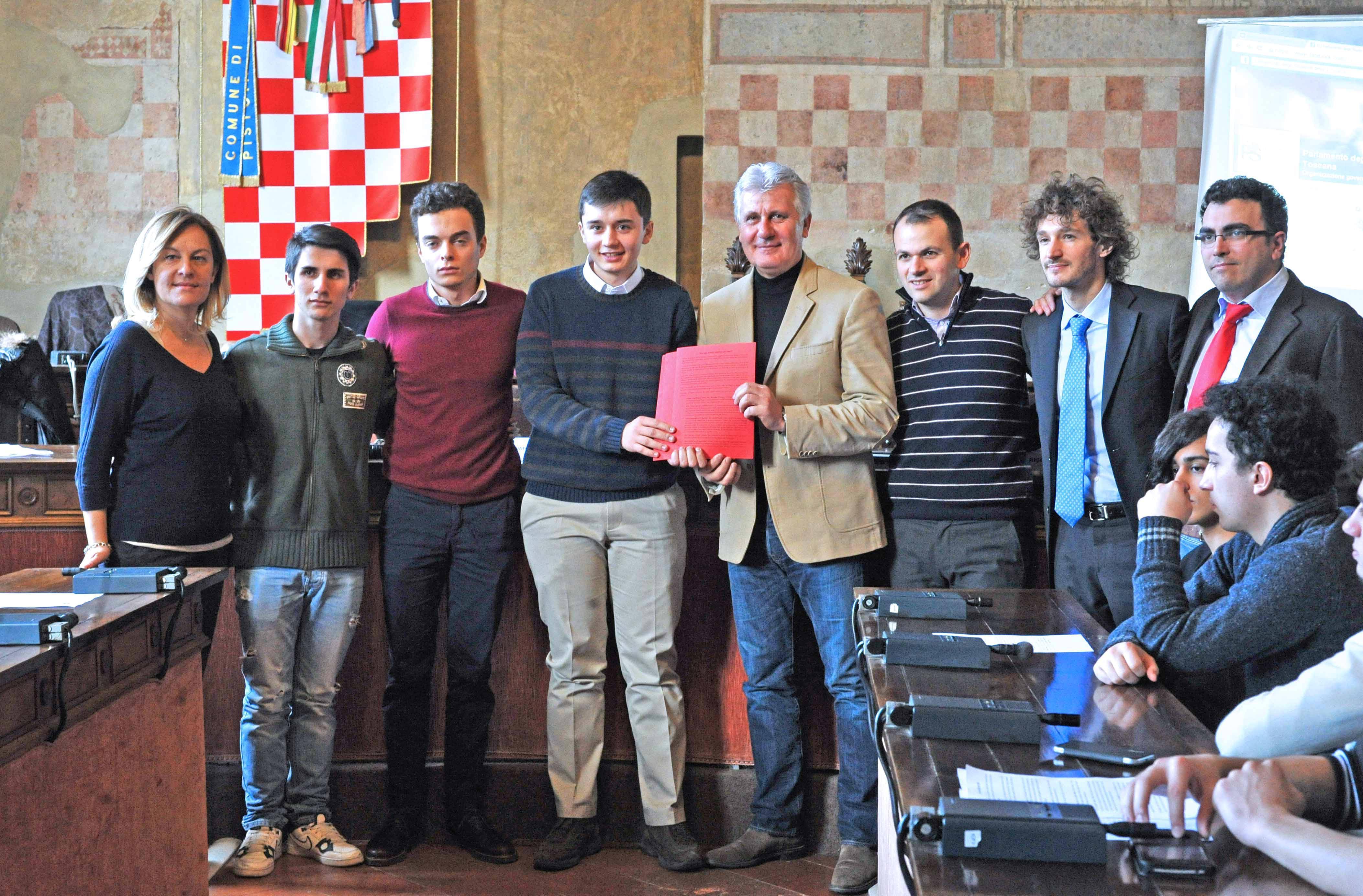 La consegna del dossier nella mani di Rinaldo Vanni (foto Gori)