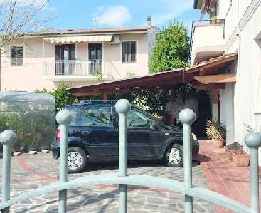 La vettura all’interno del giardino (foto di Franco Silvi)