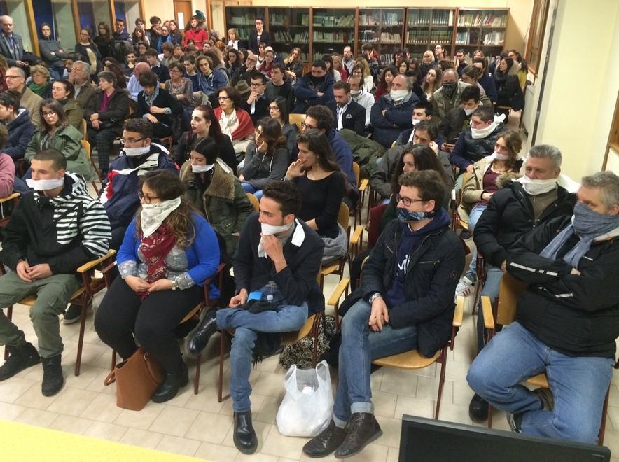 Dibattito gay, leghisti s’imbavagliano alla presentazione del libro sui pregiudizi contro i gay 