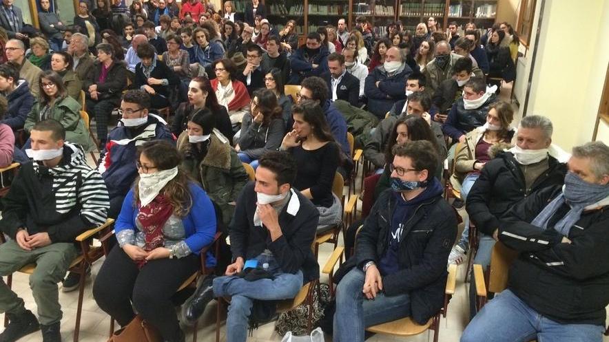 Dibattito gay, leghisti s’imbavagliano alla presentazione del libro sui pregiudizi contro i gay