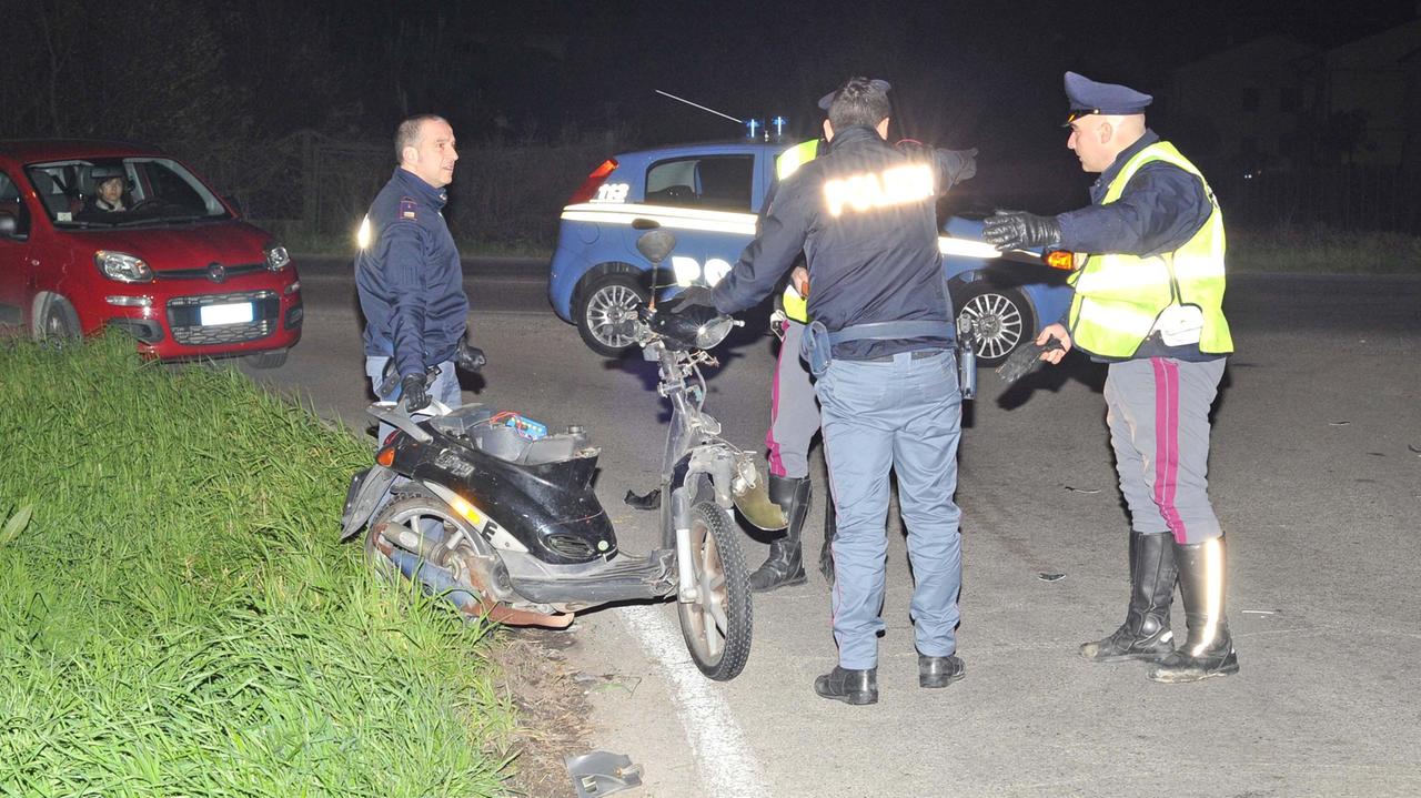 Lo scooter recuperato dalla Polizia stradale (foto Gori)