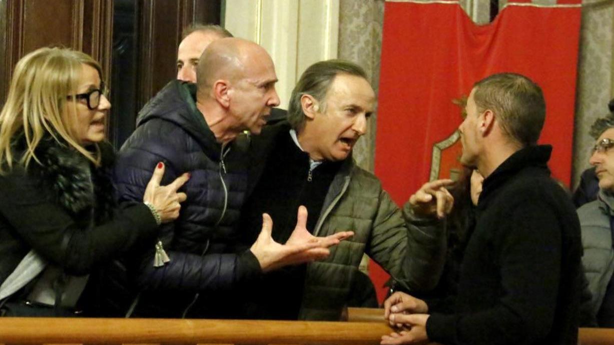 Attimi di tensione nell'aula del consiglio comunale (Marzi Pentafoto)