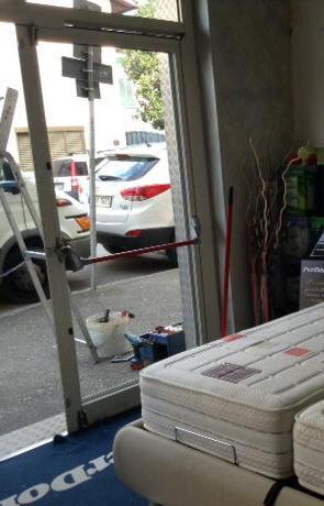 Sfonda con l’auto la vetrata 