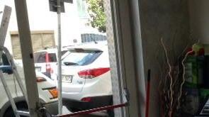 Sfonda con l’auto la vetrata