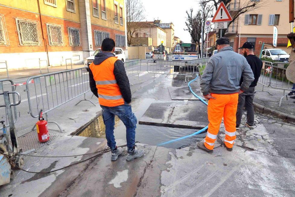 Sfondano un’altra tubazione strade senz’acqua allo stadio
