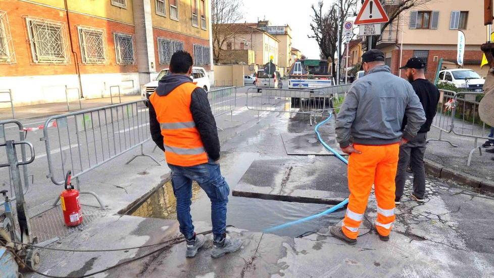 Sfondano un’altra tubazione strade senz’acqua allo stadio