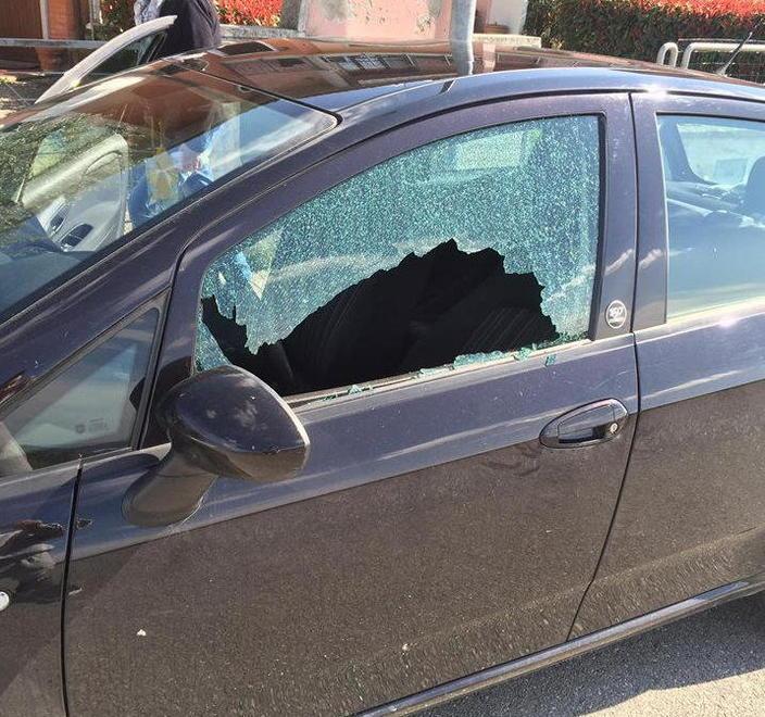 Auto spaccata per pochi spiccioli