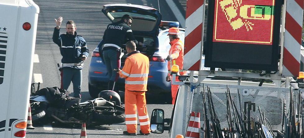 Motociclista tamponato sulla Fi-Pi-Li