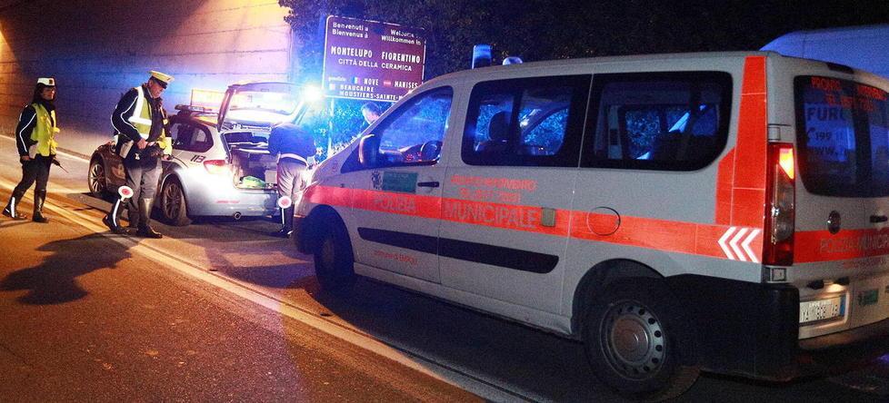Furgone sbanda e travolge quattro mezzi