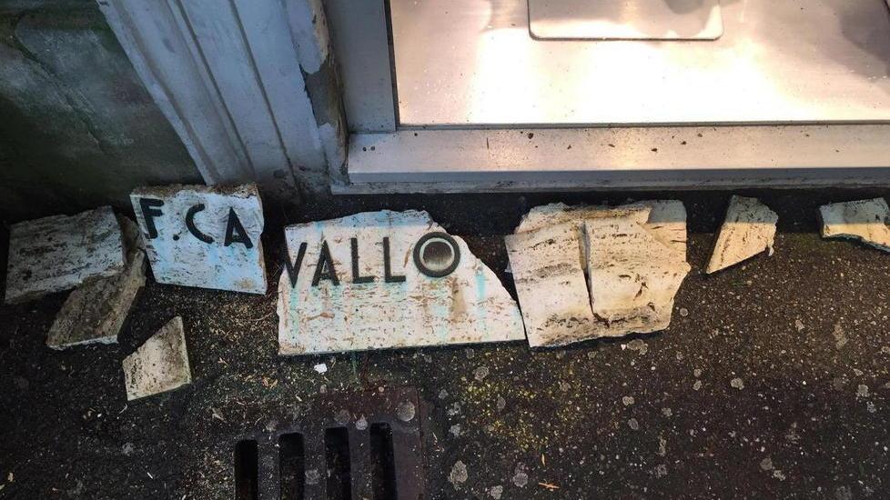 In frantumi la targa di via Cavallotti