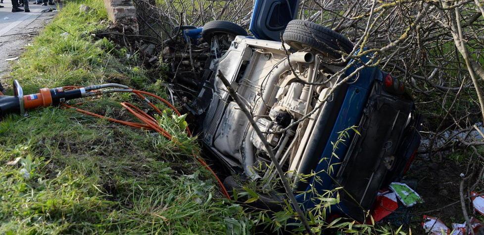 Due donne ferite nell’auto che sbanda e finisce nel fossato 