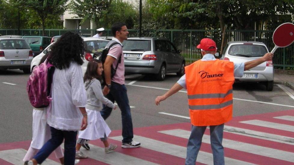 Nonni vigili davanti alle scuole Vallecchia e Quadrellara