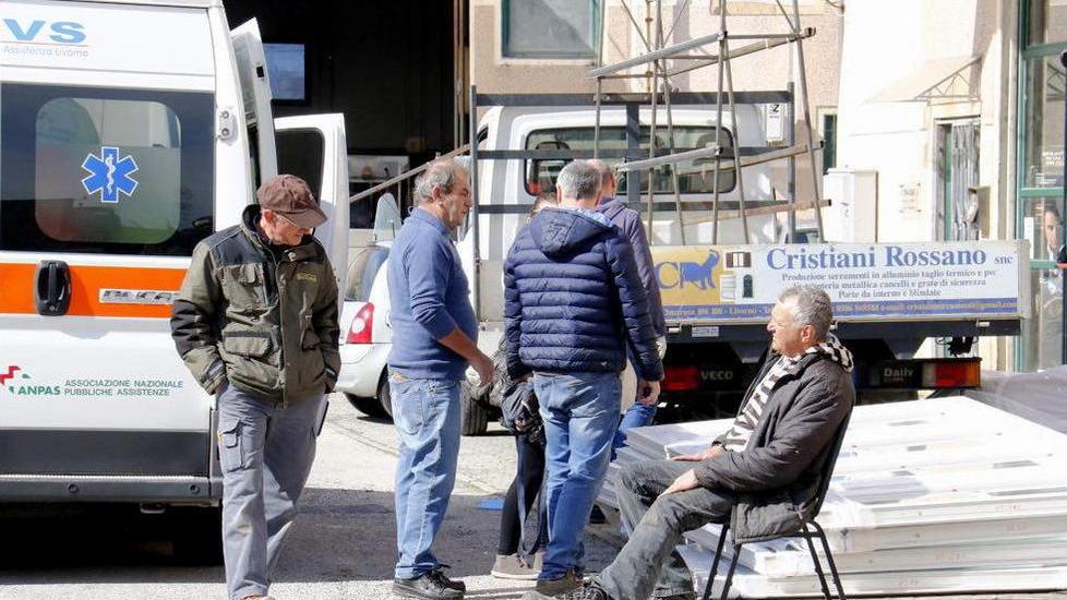 Infissi imballati cadono dai pancali e feriscono due operai