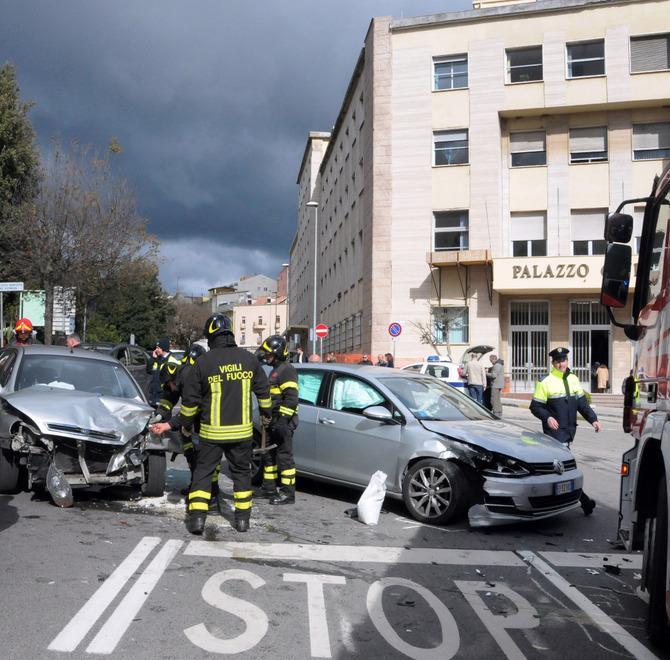 Golf brucia lo stop, travolta un’altra auto ferito un 52enne 