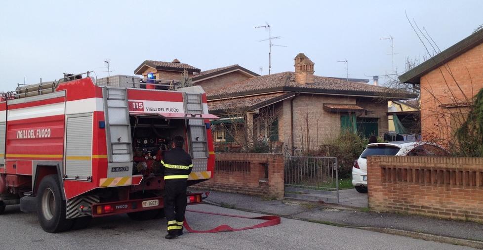 Prende fuoco una catasta di legna: paura in via Chierici