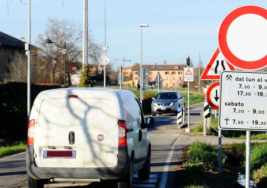 Pilomat danneggiato, la strada rimane chiusa 