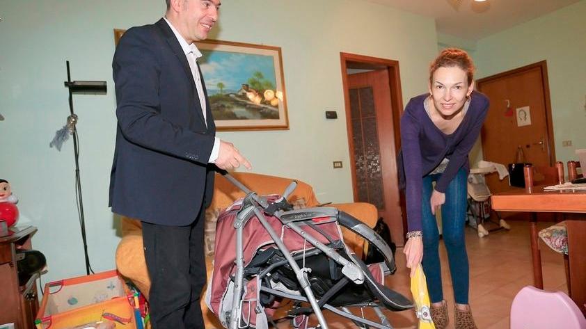 A Modena il “trenino” parte e stritola un passeggino trascinandolo