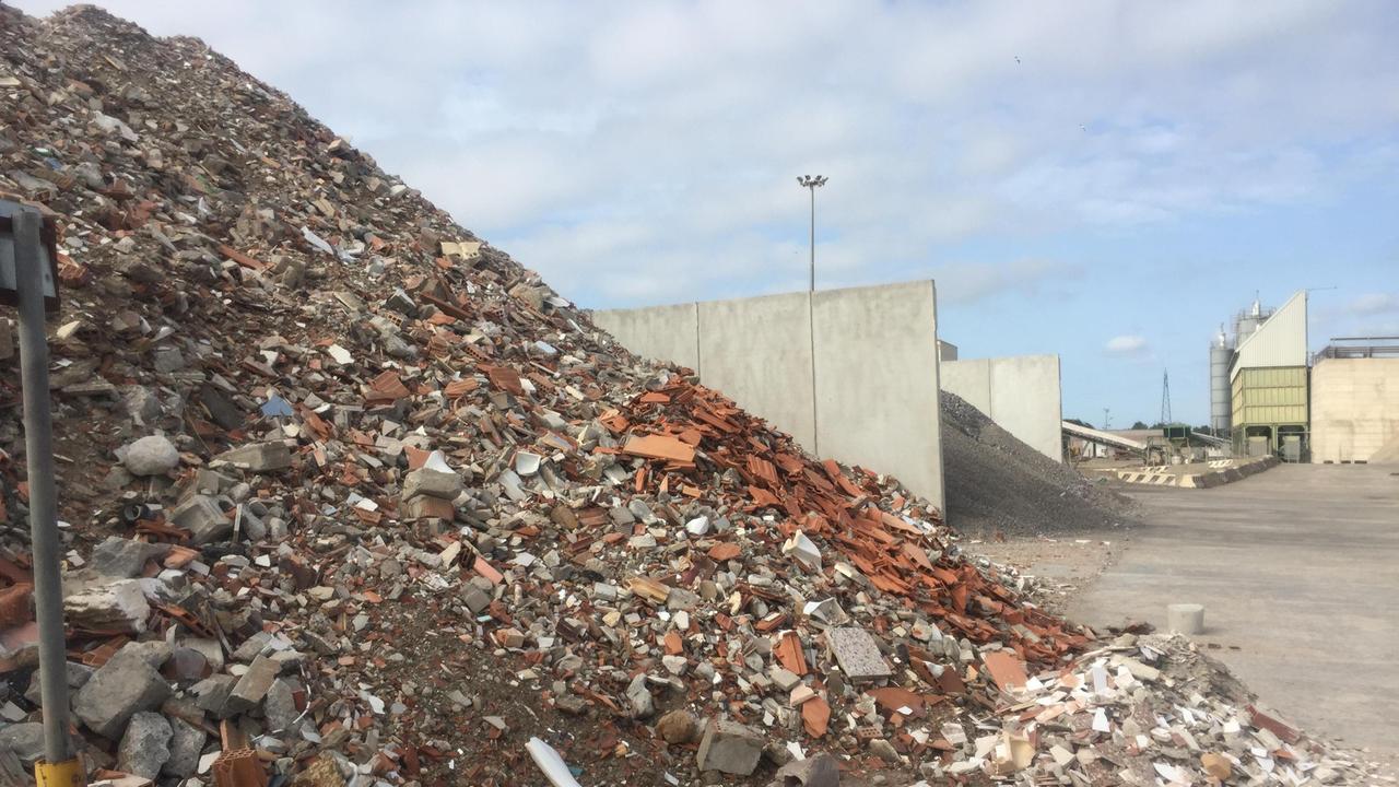 Cumuli di rifiuti industriali Aferpi